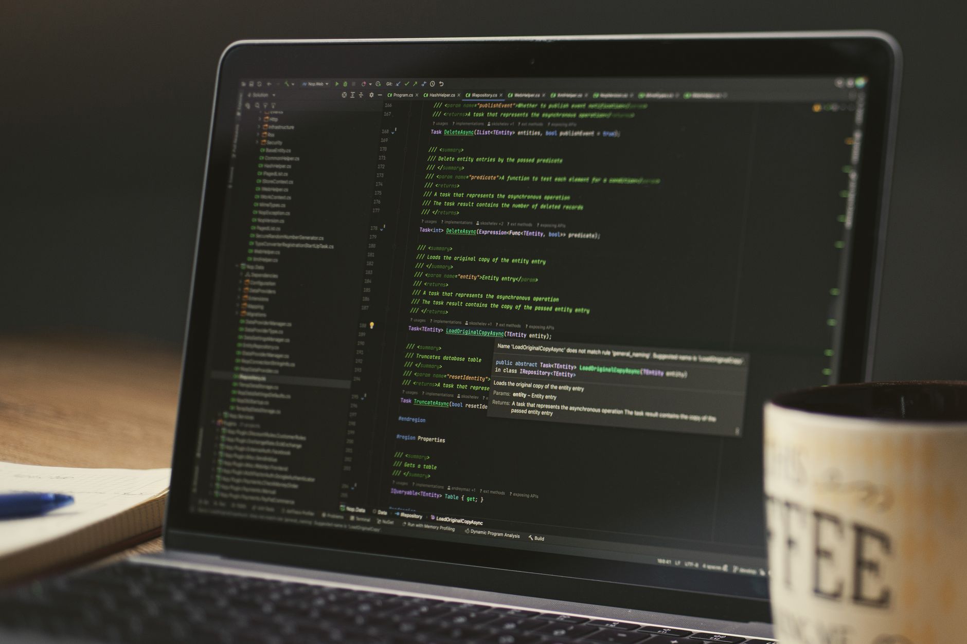 Portátil com editor de código e café