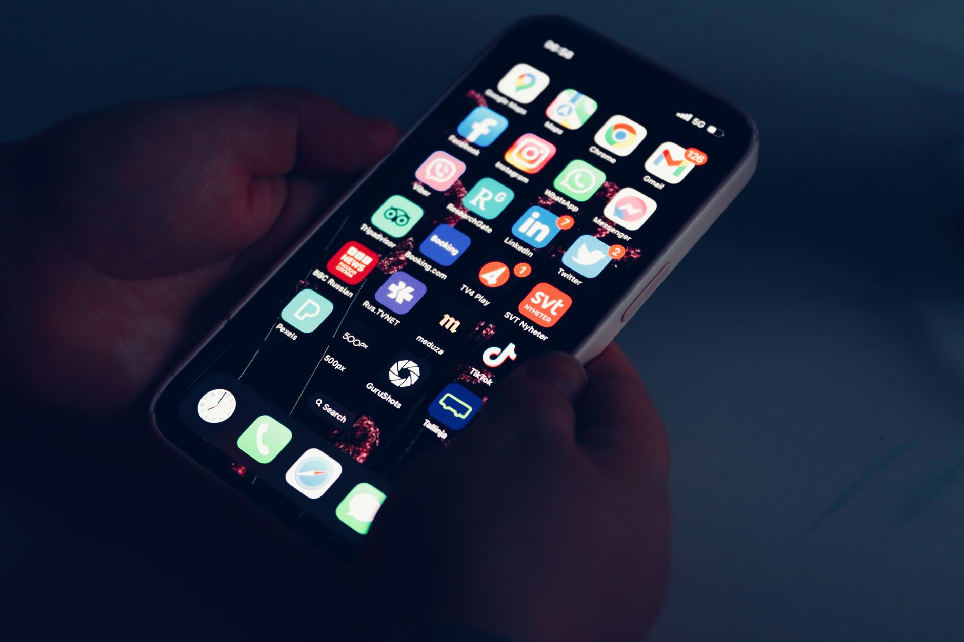 Mãos com smartphone e ícones de aplicações